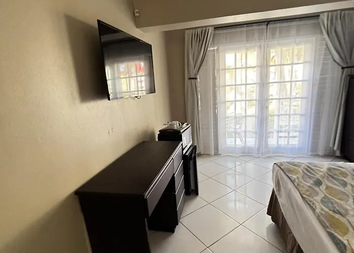 Tropical Vista Accessible Retreat Apartment